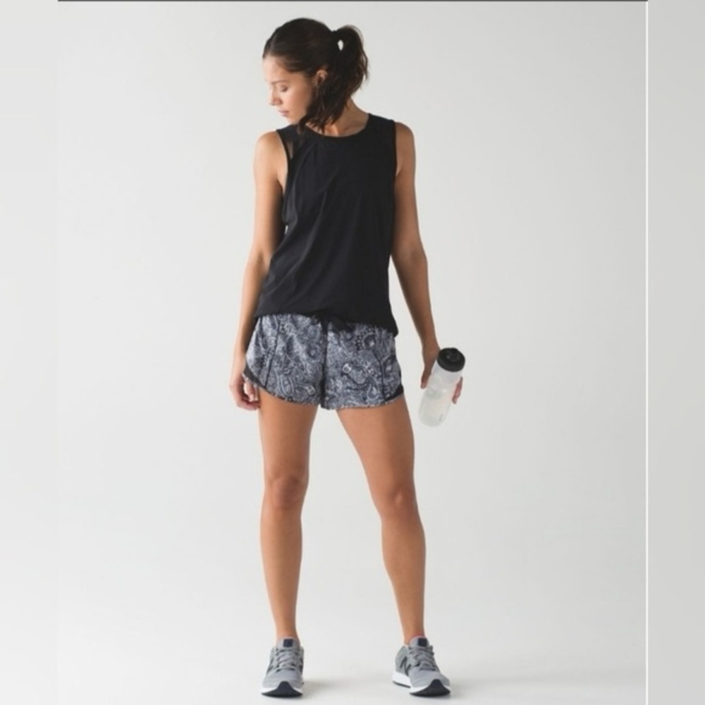 Lululemon Hotty Hot Short (Long)Mini Antique Paisley White Black / Black size 8 - Picture 4 of 10